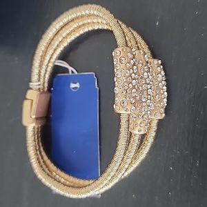 Beautiful gold bracelet with magnetic closure